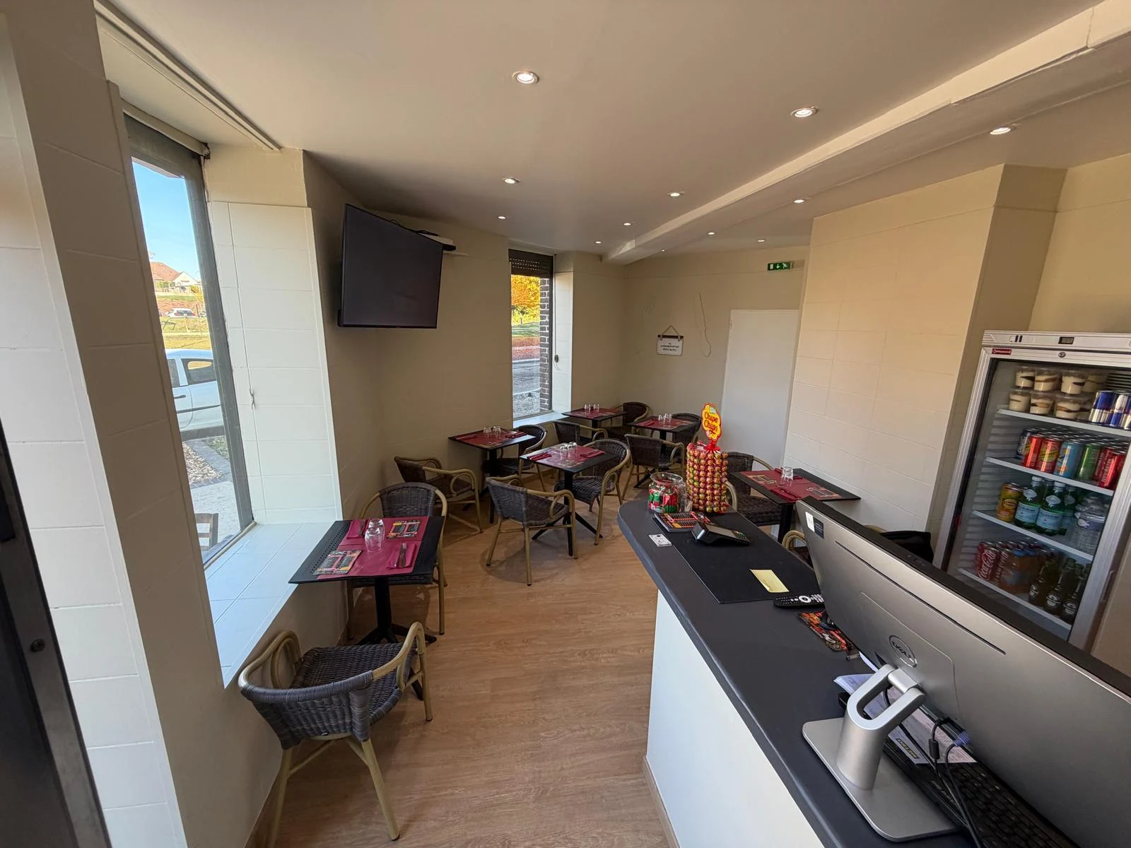 La salle de Chez Killyan, ses tables et son comptoir